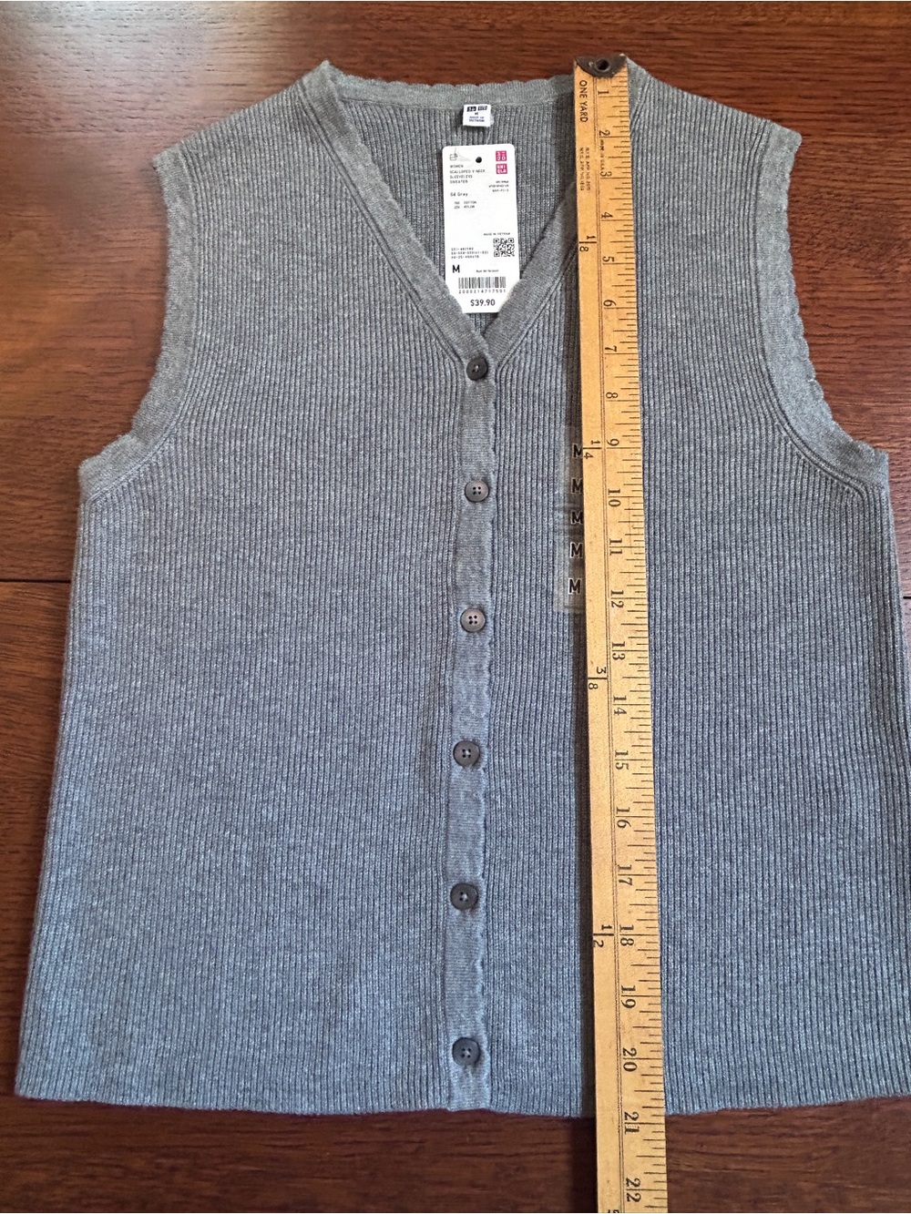 Uniqlo Gray Scalloped V-neck Sweater Vest Small NWT - Picture 7 of 10
